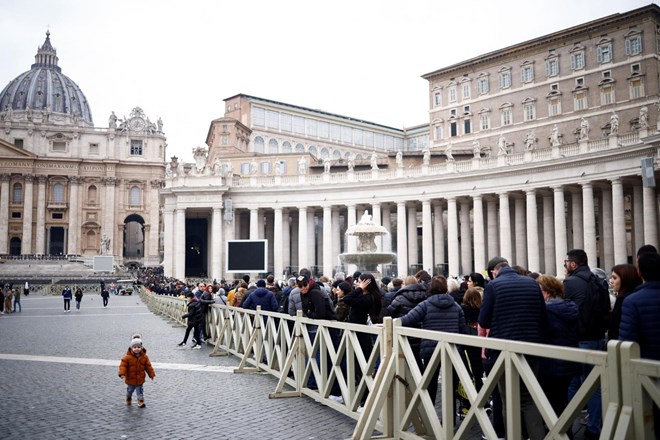 #foto Slovo Benedikta XVI.: Tisoči vernikov v baziliki Sv. Petra molijo za pokojnega papeža