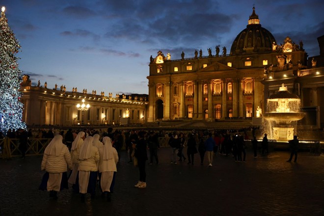 #foto Slovo Benedikta XVI.: Tisoči vernikov v baziliki Sv. Petra molijo za pokojnega papeža