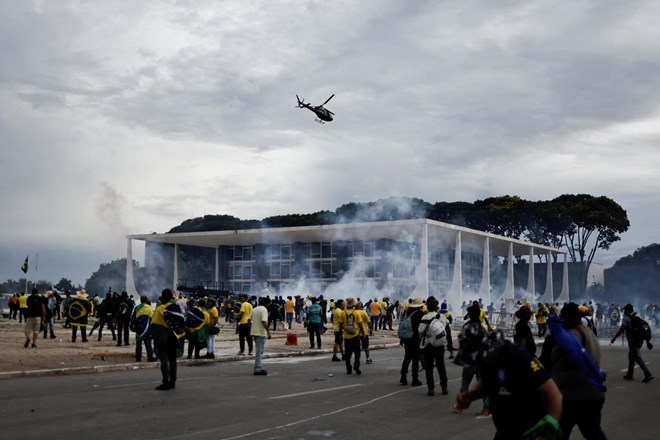 #foto Bolsonarovi privrženci vdrli v kongres in predsedniško palačo