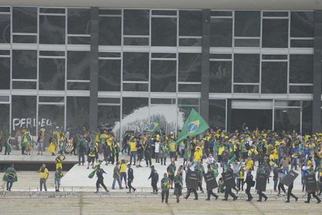 #foto Bolsonarovi privrženci vdrli v kongres in predsedniško palačo
