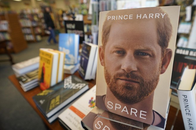 Knjiga princa Harryja že prvi dan podrla rekorde