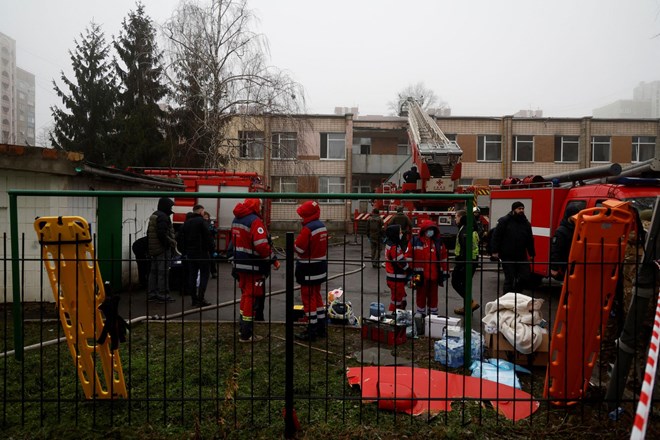 V strmoglavljenju helikopterja v Ukrajini umrlo najmanj 14 ljudi