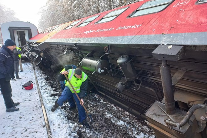 #foto Pri Novem mestu se je iztiril vlak, nekaj potnikov lažje poškodovanih