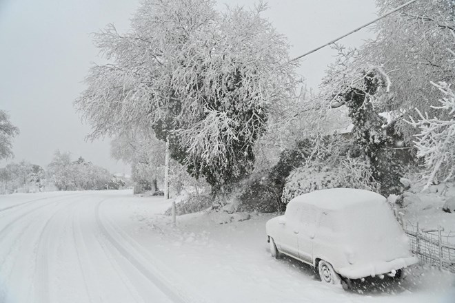 #video Kaos na Balkanu: snežilo tudi na Korčuli, v BiH iz zametov reševali smučarje