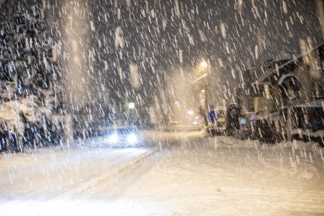 Obilne padavine in močan veter povzročali številne težave, na Koroškem se sneženje še ne bo umirilo