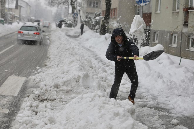 Obilno sneženje povzročalo težave na Štajerskem, Koroškem, Dolenjskem in v Zasavju