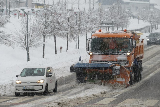Obilno sneženje povzročalo težave na Štajerskem, Koroškem, Dolenjskem in v Zasavju