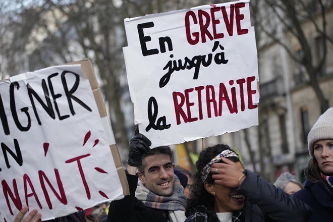 #foto V Franciji spet množični protesti proti pokojninski reformi