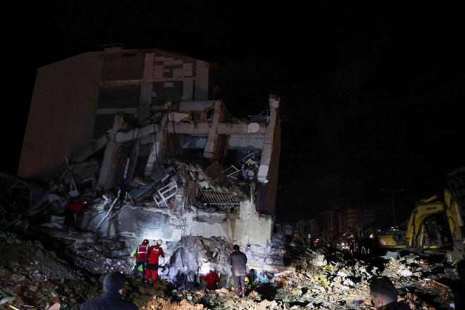 #foto #video Reševalci pod ruševinami vztrajno iščejo preživele
