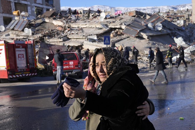 #foto #video Reševalci pod ruševinami vztrajno iščejo preživele