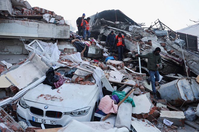 #foto #video Smrtonosni potres: Število smrtnih žrtev preseglo 20 tisoč, pod ruševinami pokopanih morda še 100 tisoč ljudi