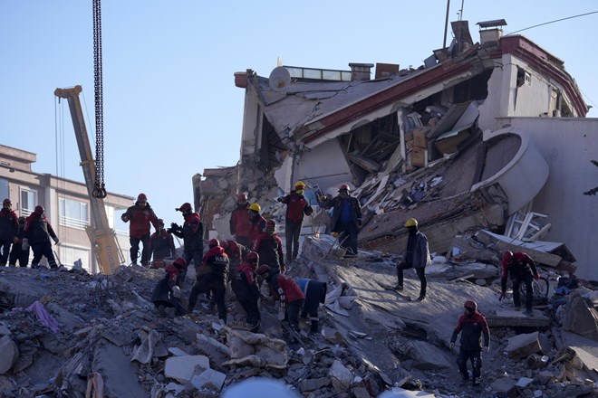 #foto #video Smrtonosni potres: Število smrtnih žrtev preseglo 20 tisoč, pod ruševinami pokopanih morda še 100 tisoč ljudi