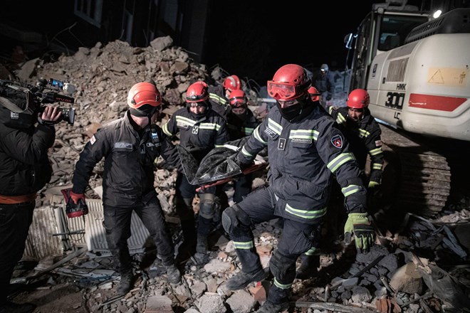 #video Potres: več kot 22 tisoč mrtvih; več ljudi rešili izpod ruševin po več kot 100 urah