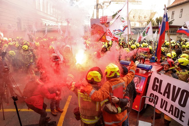 #foto Poklicni gasilci z detonacijami, metanjem predmetov in gorečo kroglo pregnali ministrico za javno upravo