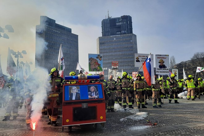 #foto Poklicni gasilci z detonacijami, metanjem predmetov in gorečo kroglo pregnali ministrico za javno upravo