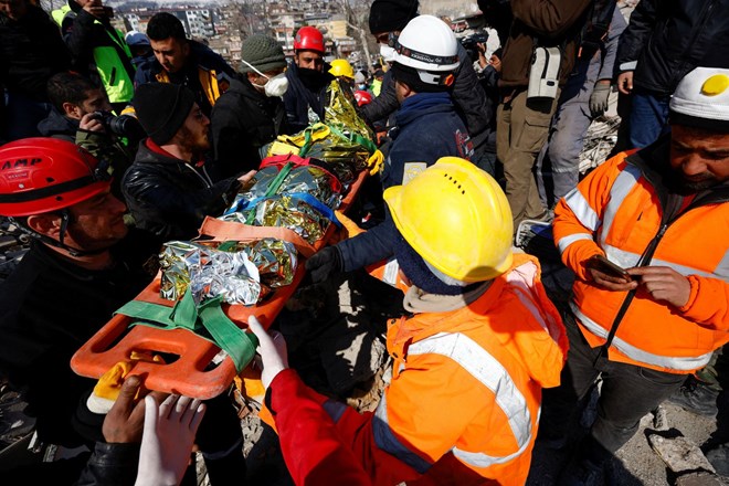 V Turčiji več kot 260 ur po potresu iz ruševin rešili tri moške