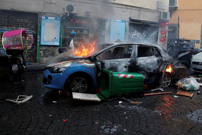 #foto Navijaško nasilje se je v Neaplju nadaljevalo tudi po tekmi