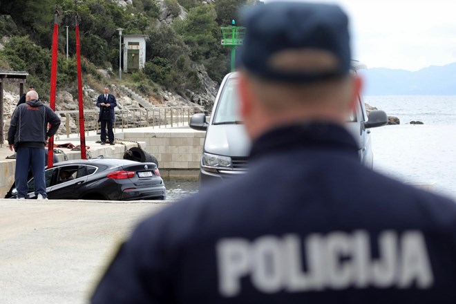 #foto #video Pelješac: pri padcu avta v morje umrla 45-letnica, opit voznik ni vedel, da vozi po pristanišču