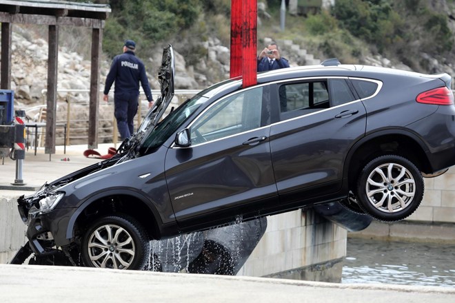 #foto #video Pelješac: pri padcu avta v morje umrla 45-letnica, opit voznik ni vedel, da vozi po pristanišču