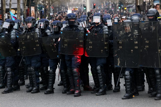 #foto Obsežni protesti proti pokojninski reformi hromijo Francijo, zaprte turistične znamenitosti