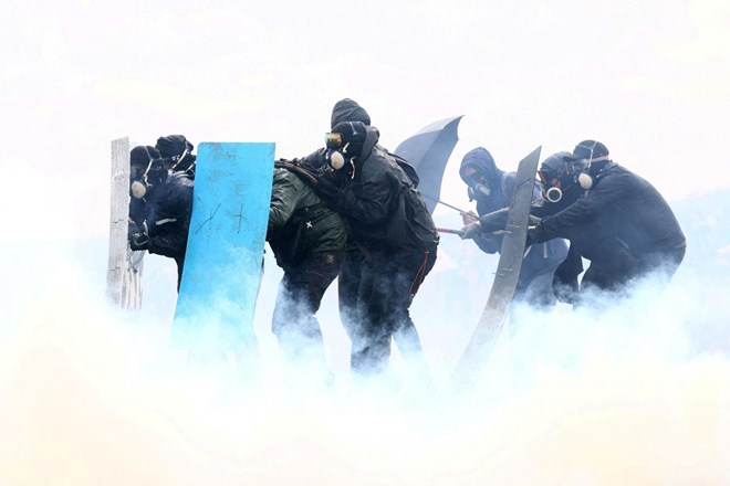 #video V Franciji novi nasilni protesti, policija nad ljudi z vodnim topom
