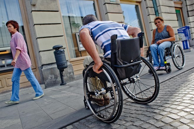 Osebna asistenca bo po opozorilu iniciative rezervirana le za prvorazredne invalide