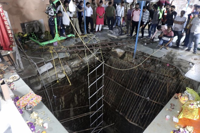 #foto #video V zrušenju tal v hindujskem templju 35 mrtvih, med žrtvami tudi otroci