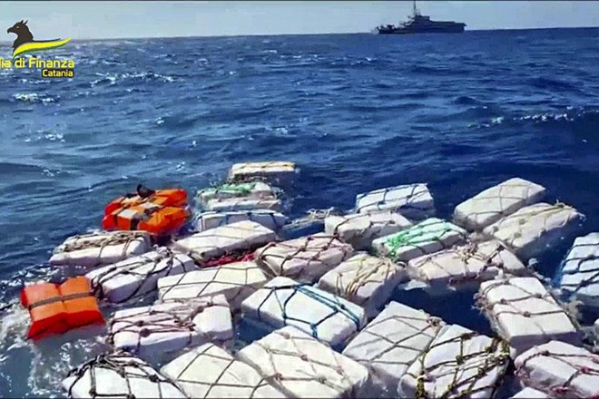 V morju pri Siciliji našli dve toni kokaina, vredni več kot 400 milijonov evrov