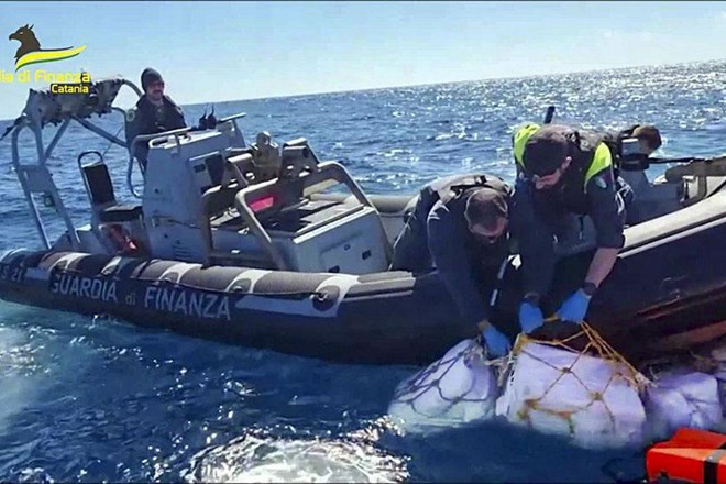 V morju pri Siciliji našli dve toni kokaina, vredni več kot 400 milijonov evrov