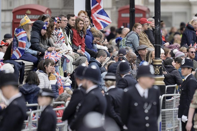 #foto #video Kronanje v Londonu: spektakularna začasna britanska vrnitev v preteklost