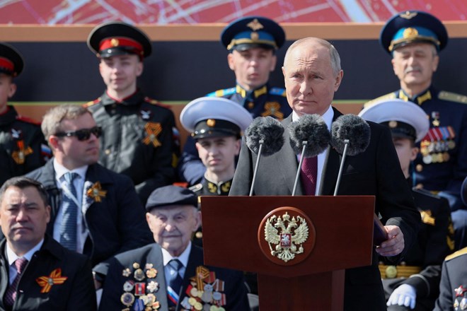 #foto Putin ob dnevu zmage: Proti naši domovini poteka vojna