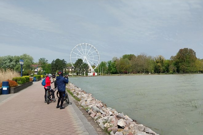 Termalno jezero Heviz na Madžarskem: S črvom v roki na promenado