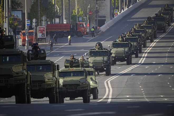 #foto Putin ob dnevu zmage: Proti naši domovini poteka vojna