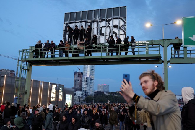 #Foto Več deset tisoč ljudi v Beogradu znova protestiralo proti nasilju