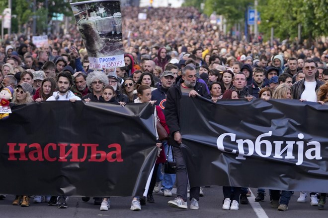 #Foto Več deset tisoč ljudi v Beogradu znova protestiralo proti nasilju