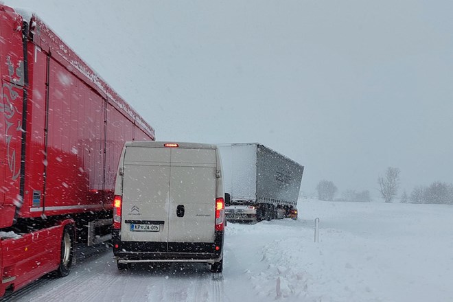 #foto Cestni alarm: Štajerska avtocesta pri predoru Pletovarje proti Mariboru znova odprta, zastoj ostaja na primorski...