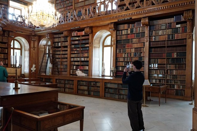 Turizem na Madžarskem: Knjižnica, narejena iz slavonskega hrasta