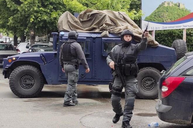 #foto #video Srbska vojska po nemirih na severu Kosova ostaja na najvišji stopnji pripravljenosti