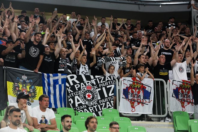 Olimpija s fanatično borbenostjo razbila Partizana