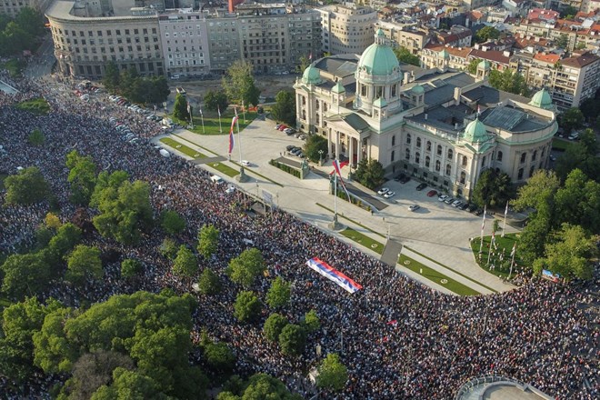Na shodu proti nasilju v Srbiji znova več deset tisoč ljudi