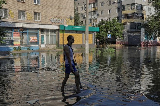 #foto Ukrajinci bežijo pred grozečo vodo