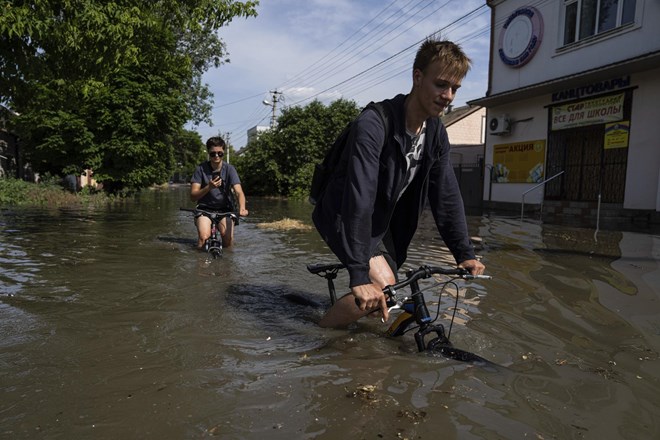 #foto Ukrajinci bežijo pred grozečo vodo
