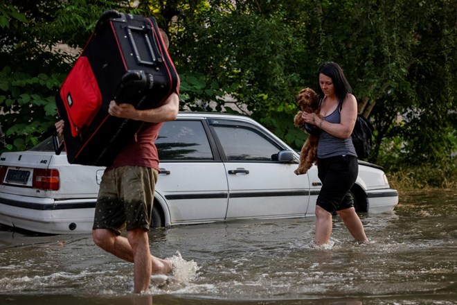 Na območju poplav po poškodbi ukrajinskega jezu pogrešajo sedem ljudi
