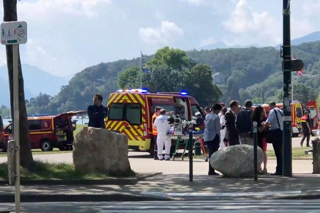 #foto #video Francija: po napadu z nožem dva otroka v kritičnem stanju