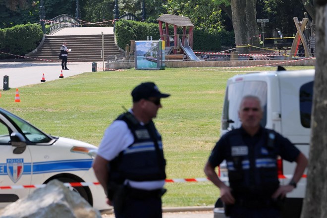 #foto #video Francija: po napadu z nožem dva otroka v kritičnem stanju