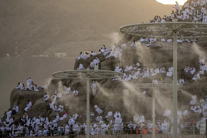 #foto Muslimani na hadžu danes molijo na gori Arafat
