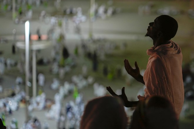 #foto Muslimani na hadžu danes molijo na gori Arafat