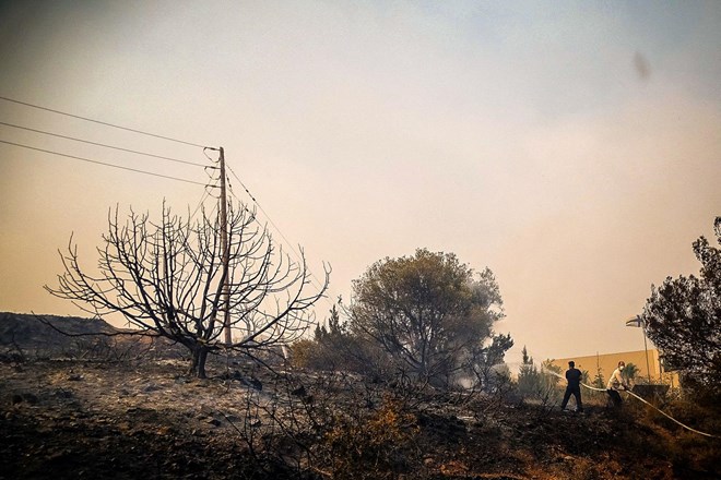 #foto #video Rodos v plamenih: evakuacije tisočih, ministrstvo odsvetuje potovanja tja