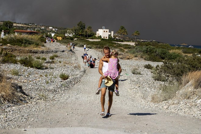 #foto #video Rodos v plamenih: evakuacije tisočih, ministrstvo odsvetuje potovanja tja