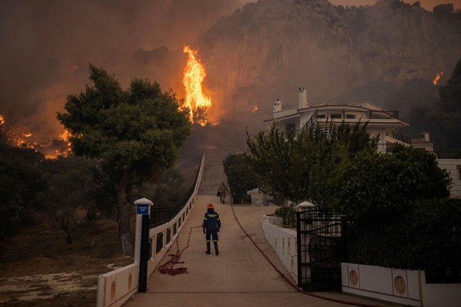 V Grčiji se požari še naprej širijo